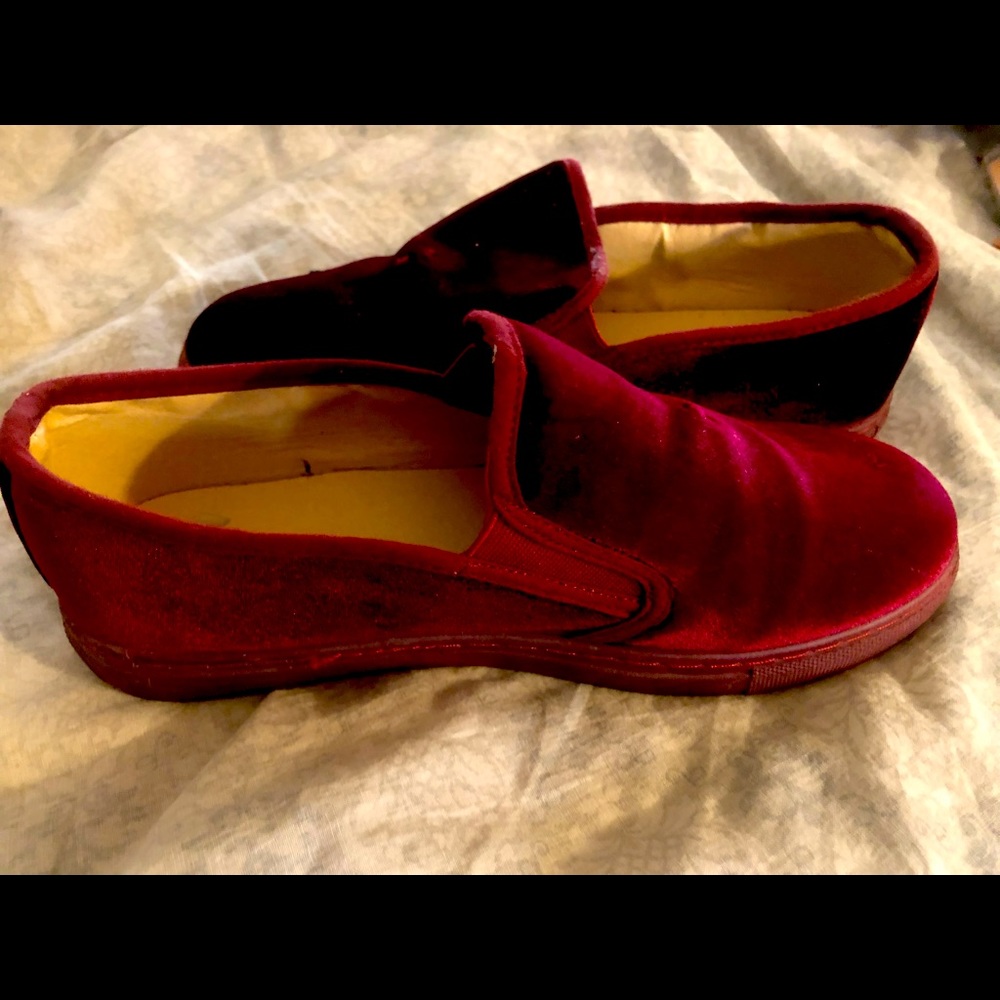 Ladies burgundy velvet sneaker size 8
